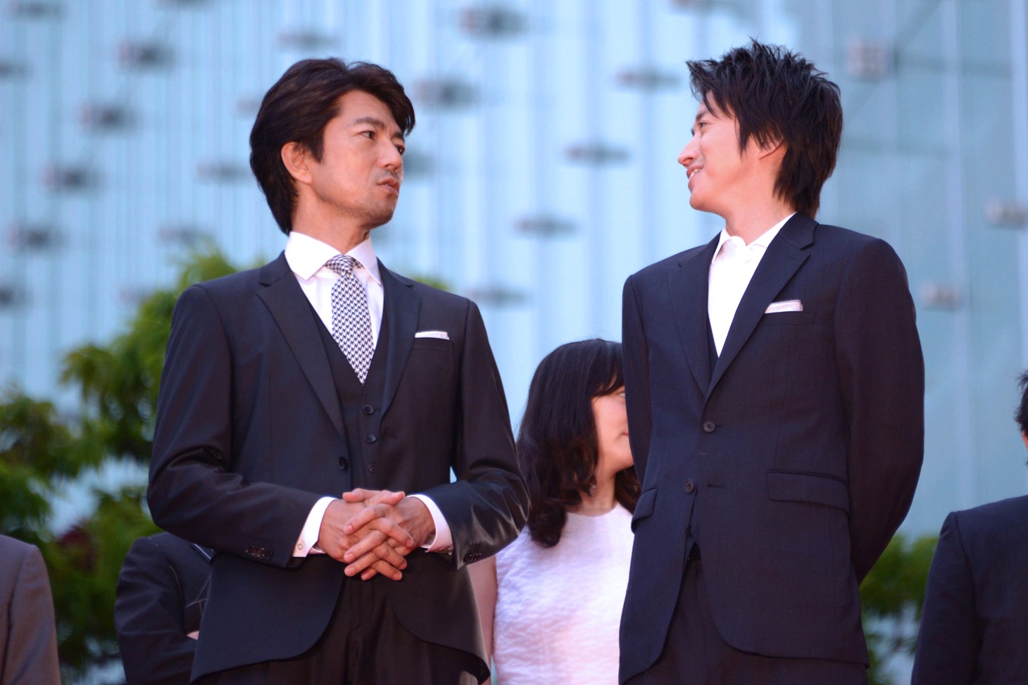 談笑する仲村トオル（左）と藤原竜也（右）。