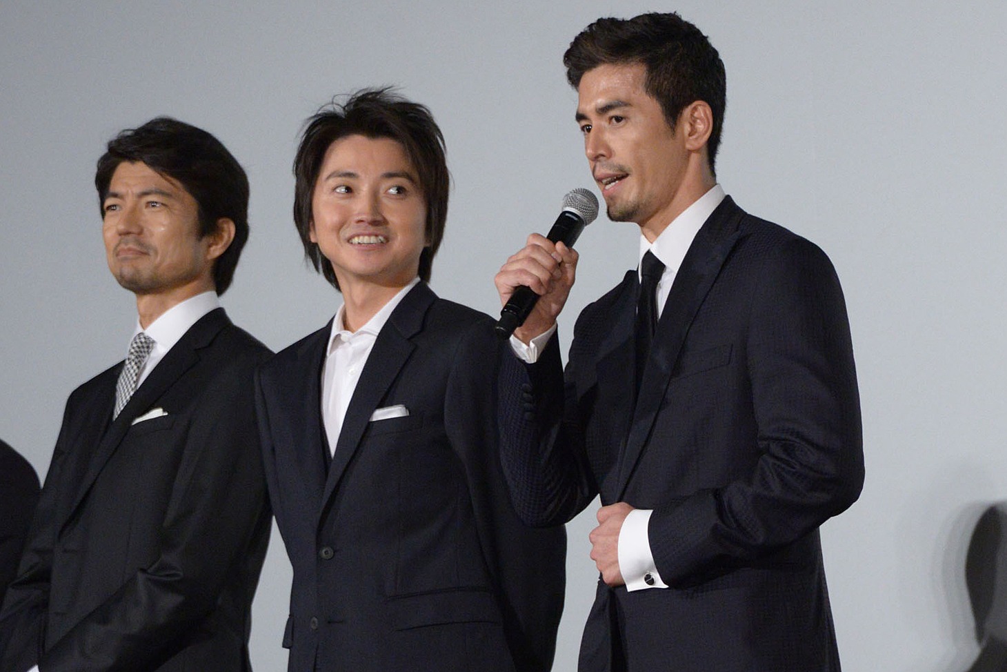 わざと真剣な面持ちで話す伊藤英明（右）と、楽しげに見つめる藤原竜也（中央）。