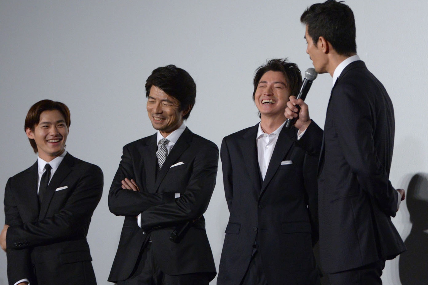 伊藤英明（右）の仰々しい話しぶりに笑いをこぼす登壇者たち。左から野村周平、仲村トオル、藤原竜也。
