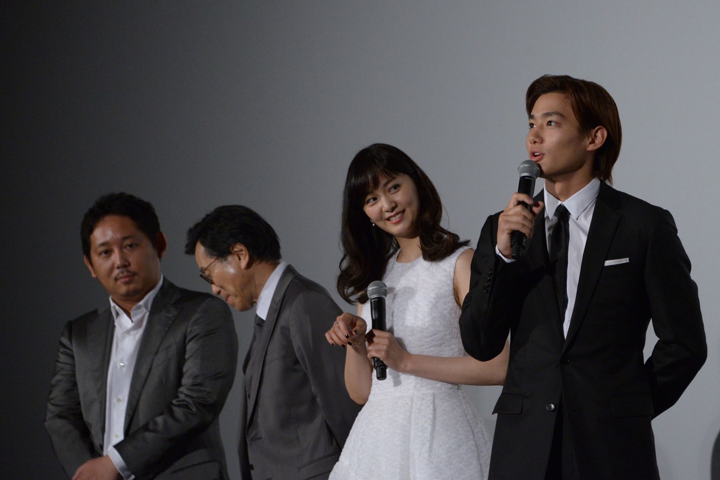 左から入江悠、平田満、石橋杏奈、野村周平。