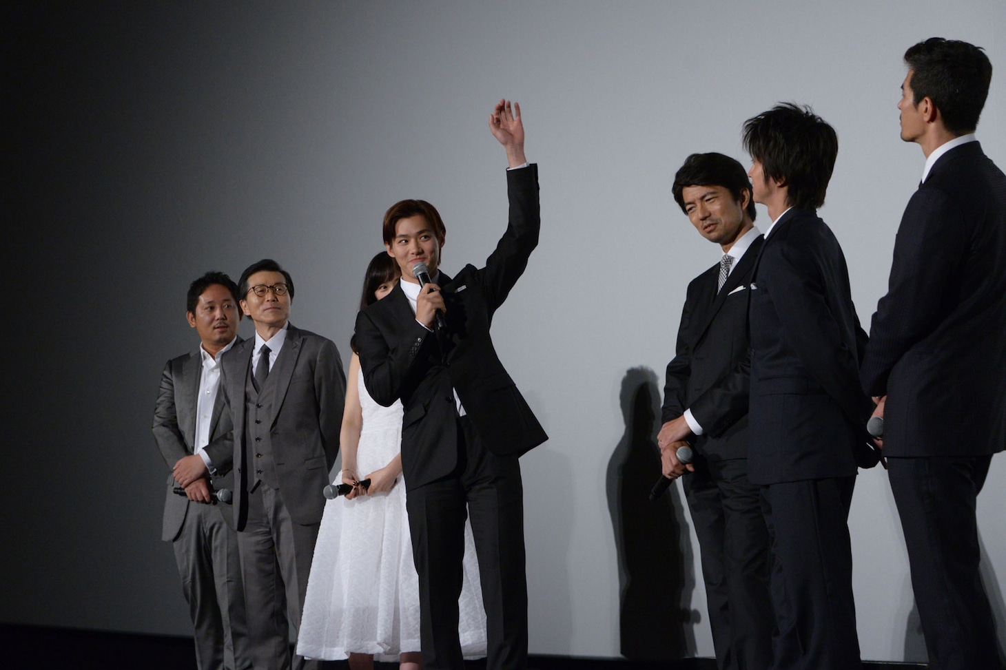 伊藤英明が出演する「デ・オウ」のCMのまねを、本人の前で披露する野村周平（中央）。
