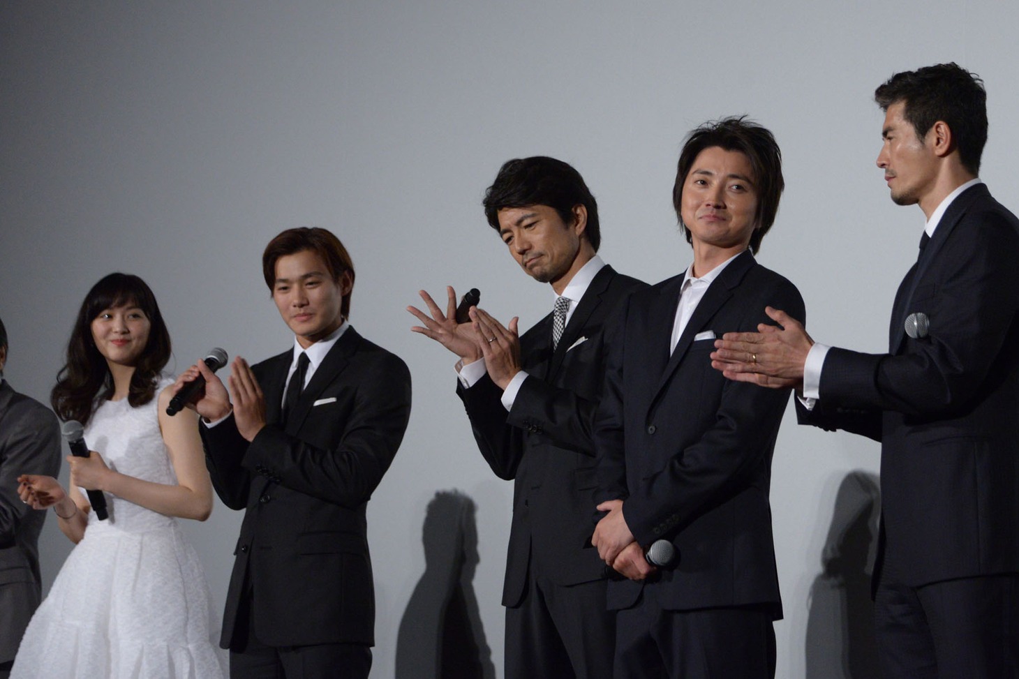 5月15日に誕生日を迎え、登壇者たちに祝われる藤原竜也（右から2番目）。