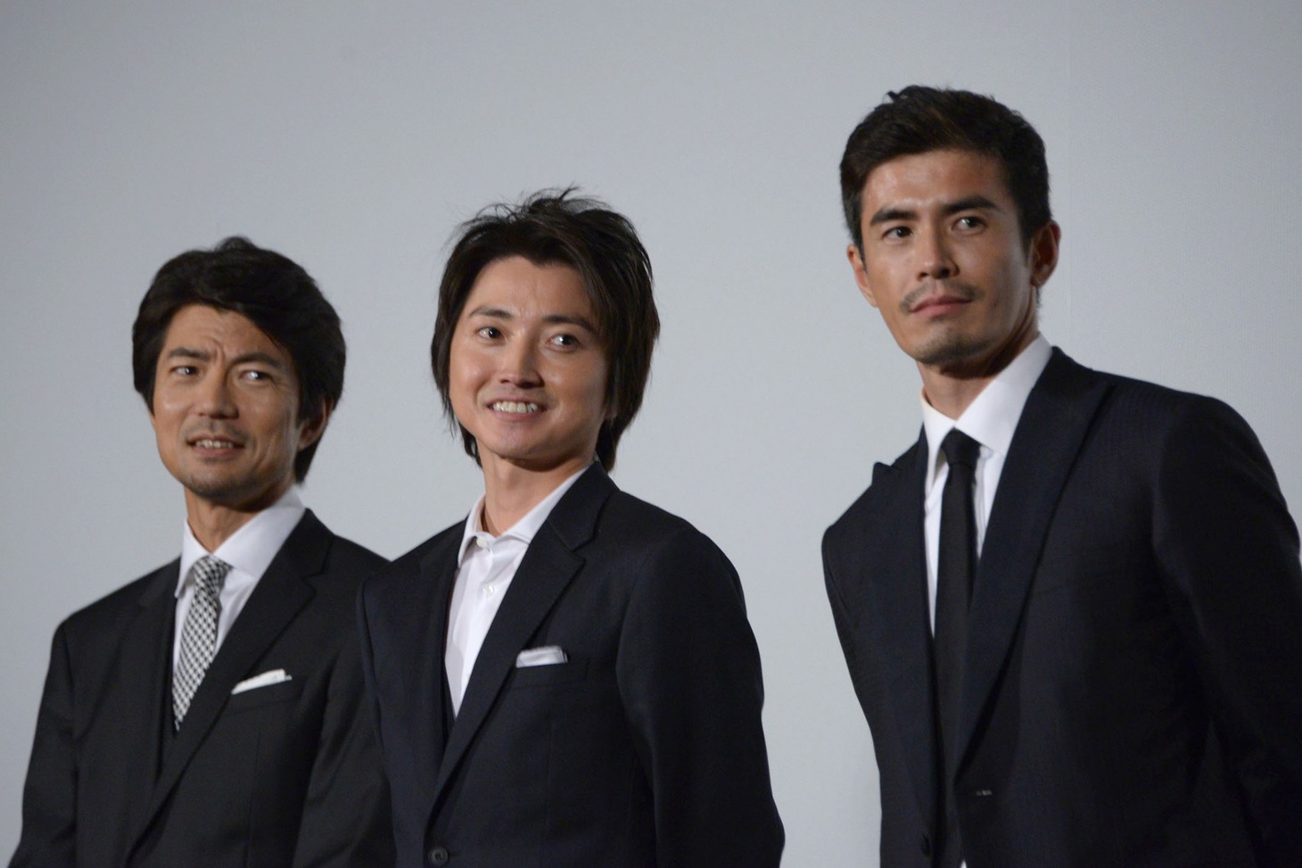 左から仲村トオル、藤原竜也、伊藤英明。