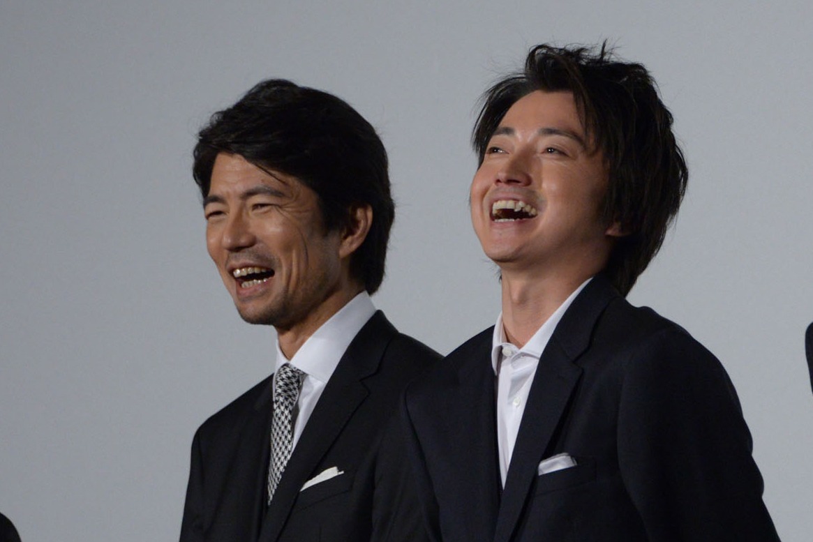 左から仲村トオル、藤原竜也。