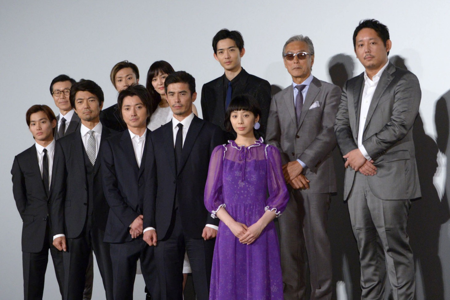 映画「22年目の告白-私が殺人犯です-」ジャパンプレミアイベントにて、下段左から野村周平、仲村トオル、藤原竜也、伊藤英明、夏帆。上段左から平田満、早乙女太一、石橋杏奈、竜星涼、岩城滉一、入江悠。