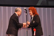 トロフィーを受け取る野沢雅子（右）。