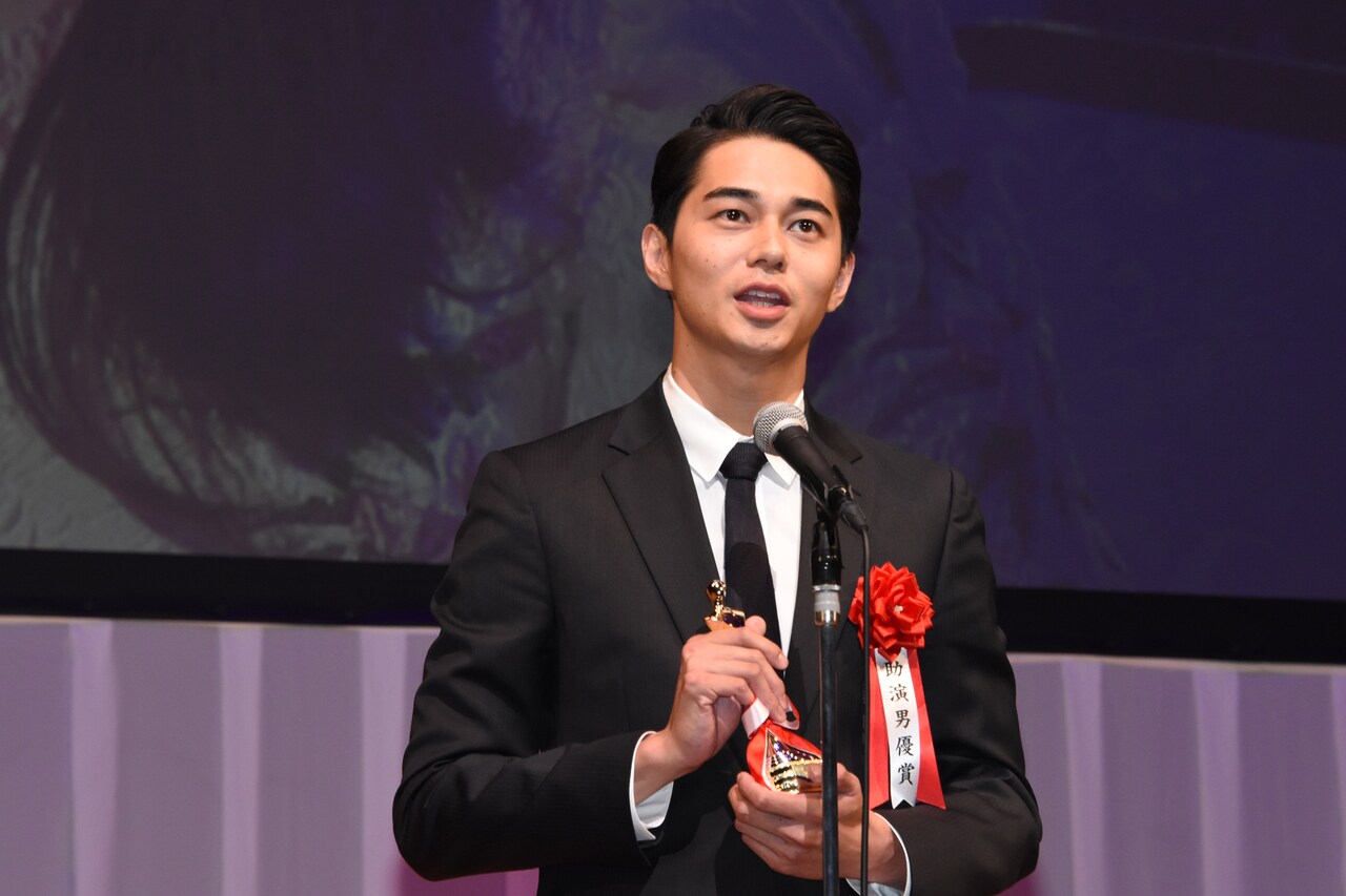 東出昌大「全力で銀幕に存在したい」批評家大賞助演賞に意気込み新た、杉咲花も受賞