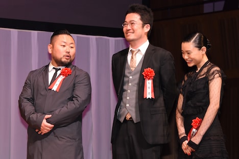 左から若林雄介、中野量太、杉咲花。