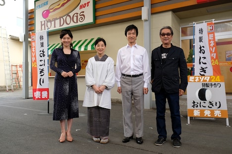 「北の桜守」集合写真。左から篠原涼子、吉永小百合、堺雅人、滝田洋二郎。