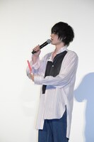 サイリウムを手に登壇した菅田将暉。