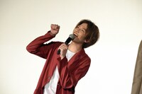 「榊原光明だにゃん」とポーズを決める志尊淳。