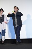 帝一の校旗掲揚の動きをまねる野村周平。