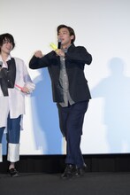 帝一の校旗掲揚の動きをまねる野村周平。