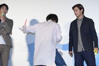 ローランドの“ふんどし太鼓”の動きをまねる菅田将暉。