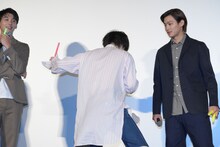 ローランドの“ふんどし太鼓”の動きをまねる菅田将暉。