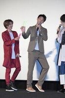 「マリオネット」に合わせて踊る竹内涼真（中央）。