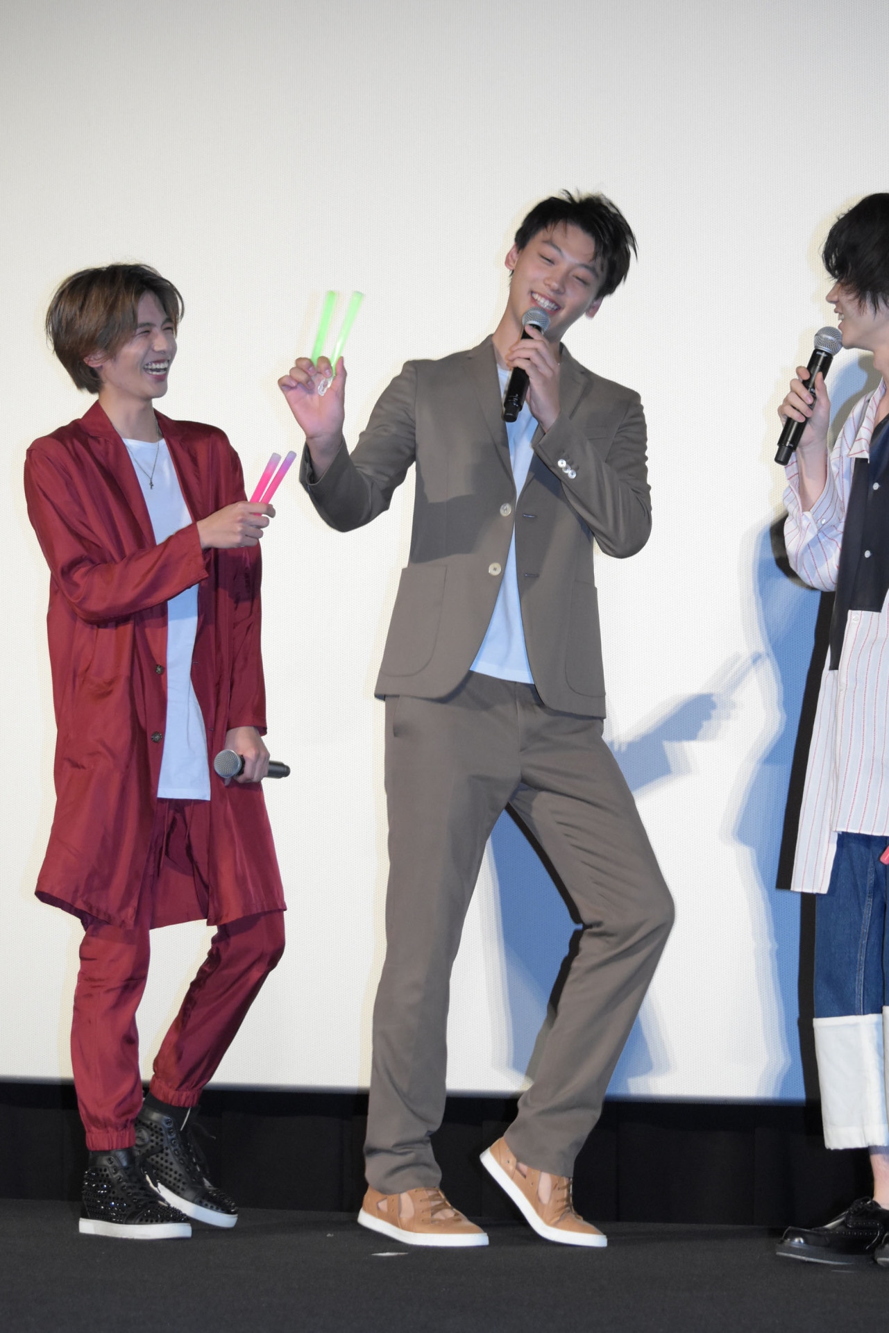 「マリオネット」に合わせて踊る竹内涼真（中央）。