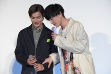 野村周平（左）にツッコむ間宮祥太朗（右）。