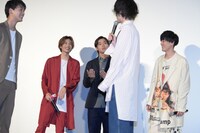 神父になりきる野村周平（中央）。