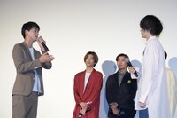 菅田将暉（右）にメッセージを送る竹内涼真（左）。