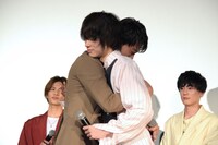 抱擁を交わす竹内涼真（左）と菅田将暉（右）。