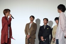 菅田将暉（右）にメッセージを送る志尊淳（左）。