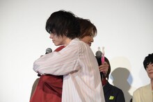抱擁を交わす志尊淳（左）と菅田将暉（右）。