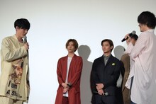 菅田将暉（右）にメッセージを送る間宮祥太朗（左）。