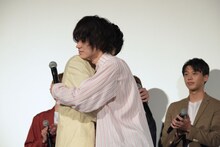 抱擁を交わす間宮祥太朗（左）と菅田将暉（右）。