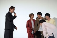 号泣するふりで爆笑を起こした野村周平（左）。