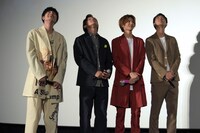 「じじい、元気でやってるかな」と言いながら宙を見つめるキャストたち。