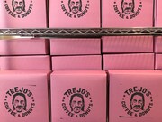 Trejo's Coffee and Donutsのドーナツの箱。