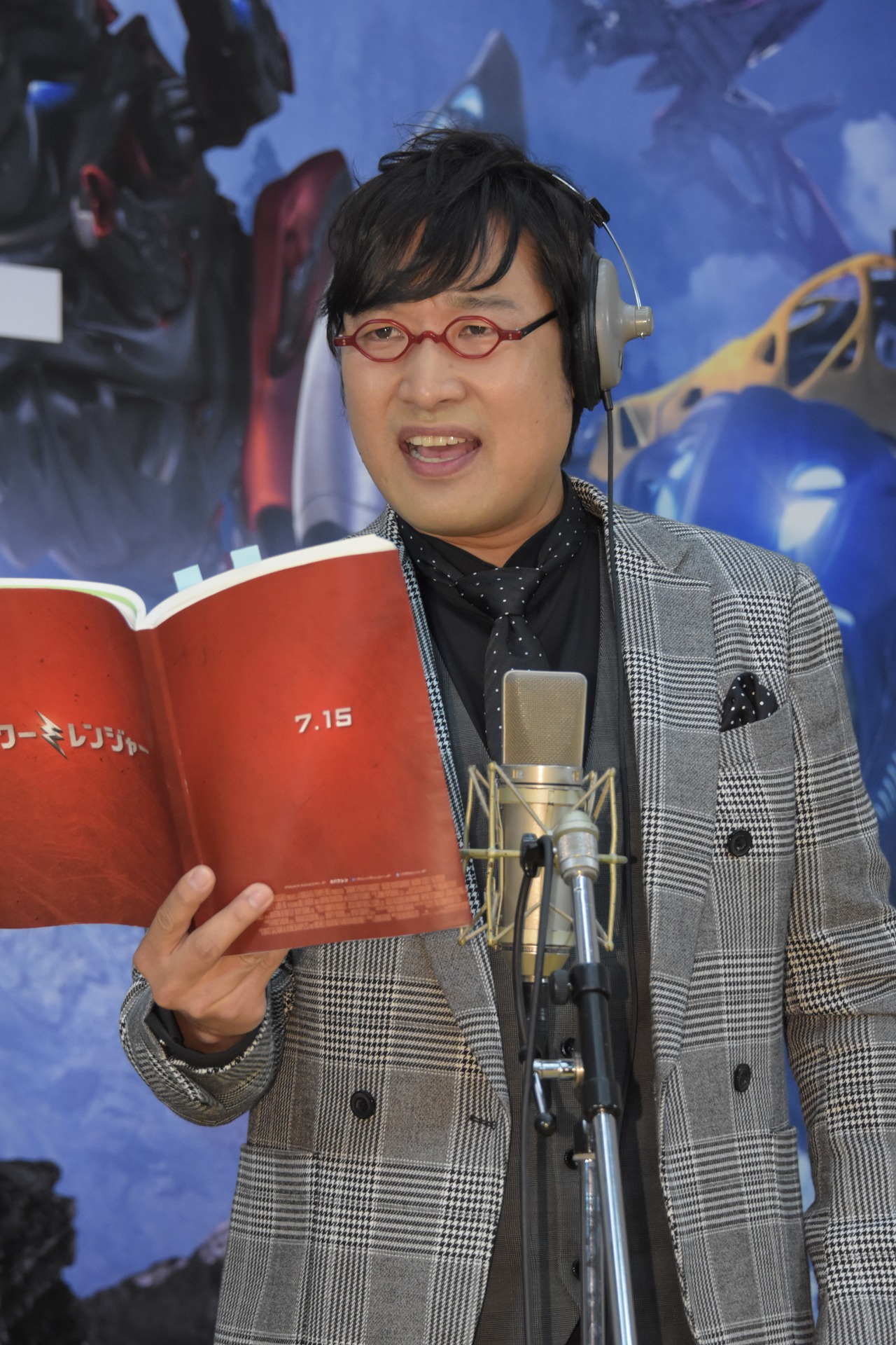 公開アフレコ中の南海キャンディーズ山里。