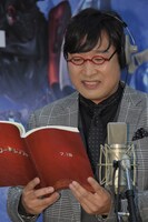 公開アフレコ中の南海キャンディーズ山里。