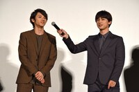 左から山田裕貴、吉沢亮。