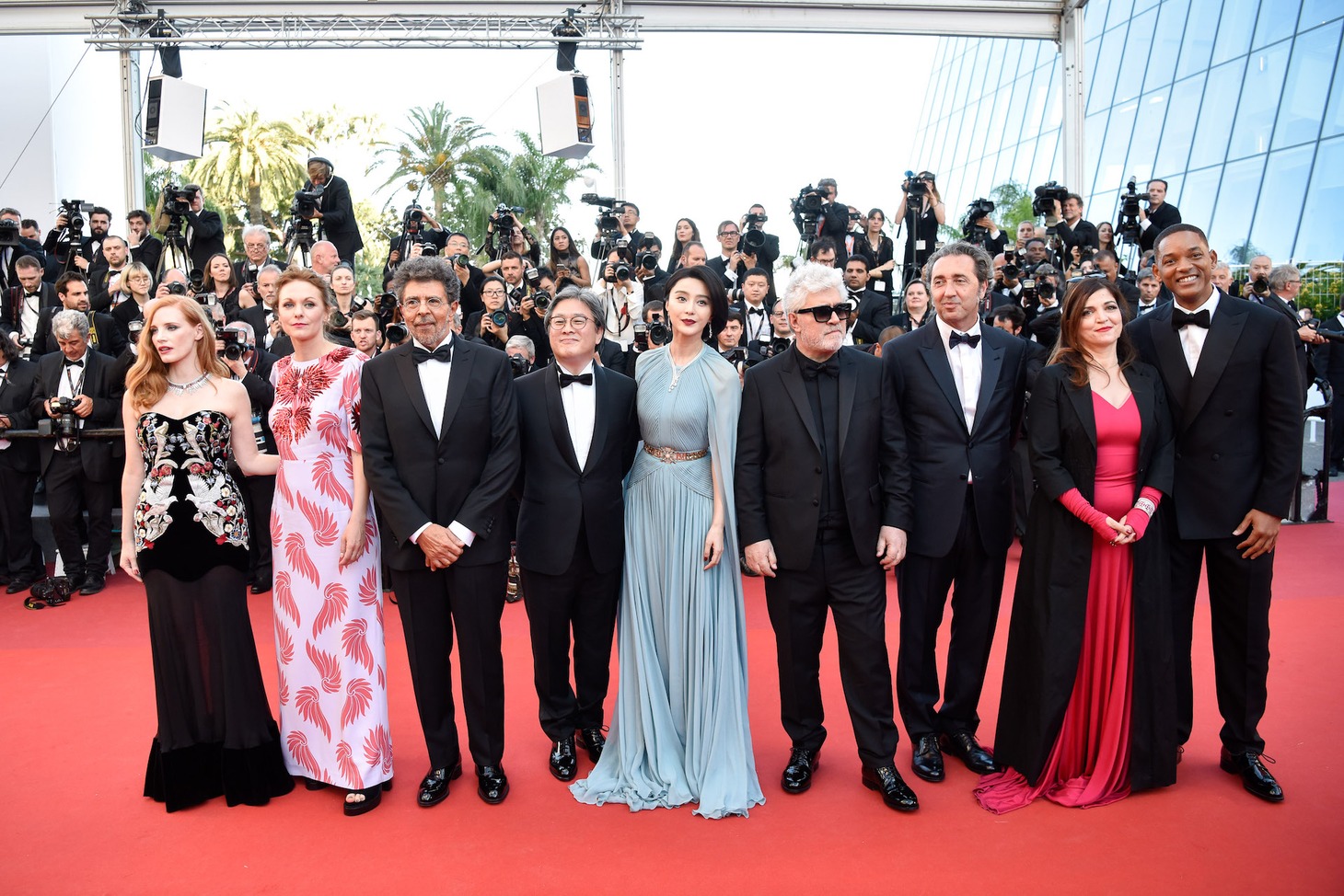 第70回カンヌ国際映画祭コンペティション部門の審査員たち。左からジェシカ・チャステイン、マーレン・アデ、ガブリエル・ヤレド、パク・チャヌク、ファン・ビンビン、ペドロ・アルモドバル、パオロ・ソレンティーノ、アニエス・ジャウィ、ウィル・スミス。（写真提供：Chen Yichen Xinhua News Agency / Newscom / ゼータ イメージ）