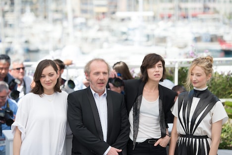 左からマリオン・コティヤール、アルノー・デプレシャン、シャルロット・ゲンズブール、アルバ・ロルヴァケル。(写真提供:WOSTOK PRESS / MAXPPP / Newscom / ゼータ イメージ)