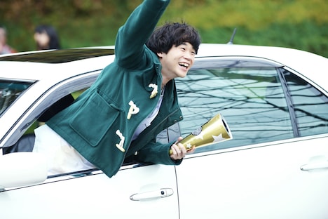 「ポンチョに夜明けの風はらませて」より、ジャンボ役の矢本悠馬。