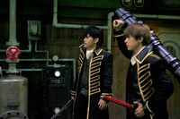 「銀魂」撮影現場の様子。左から柳楽優弥、吉沢亮。