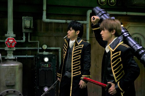 「銀魂」撮影現場の様子。左から柳楽優弥、吉沢亮。(c)空知英秋／集英社 (c)2017「銀魂」製作委員会