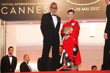 第70回カンヌ国際映画祭に、木村拓哉とともに出席した三池崇史（左）、杉咲花（右）。(c) Kazuko Wakayama