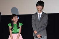 左から谷花音、下田翔大。