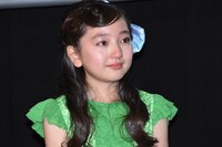 涙をにじませる谷花音。