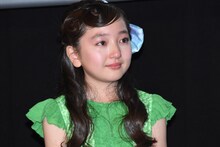 涙をにじませる谷花音。