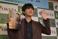 カメラに手を振る吉沢亮。