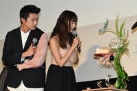 左から真剣佑、山本美月。