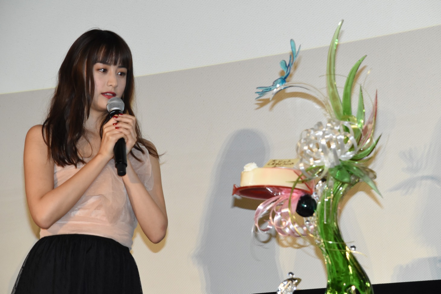 手作りの飴細工とケーキに驚く山本美月。
