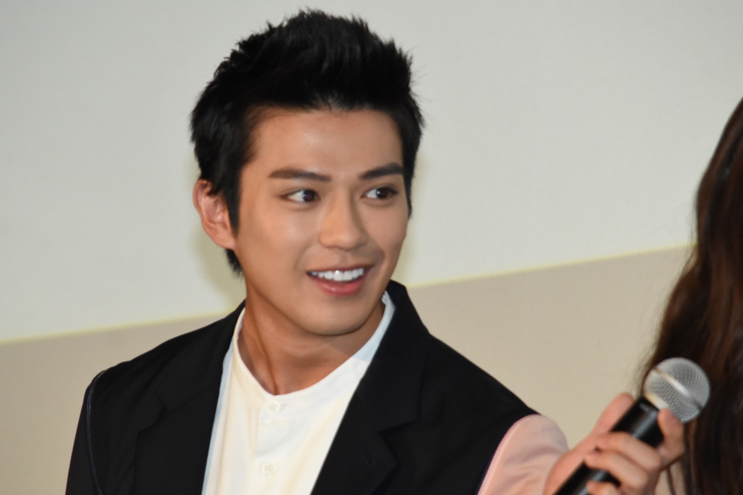 山本美月にマイクを向ける真剣佑。