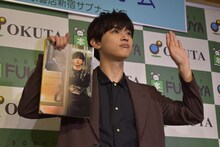 カメラに手を振る吉沢亮。