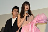 左から真剣佑、山本美月。